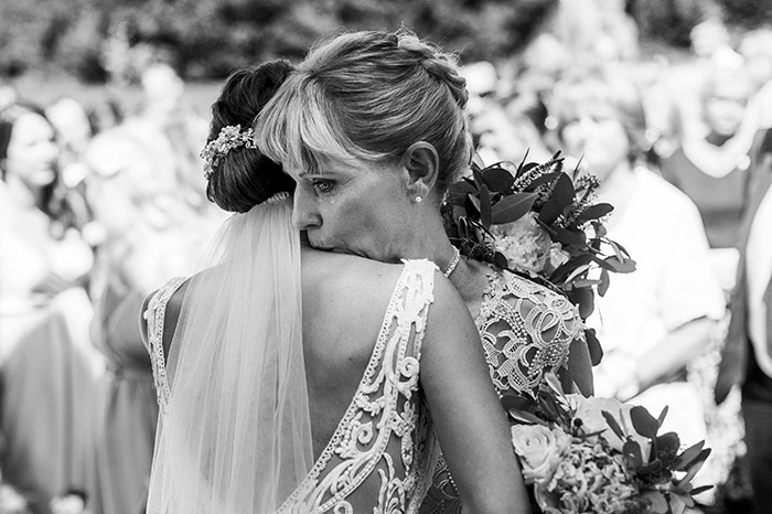 maminka gratuluje neveste a place stestim