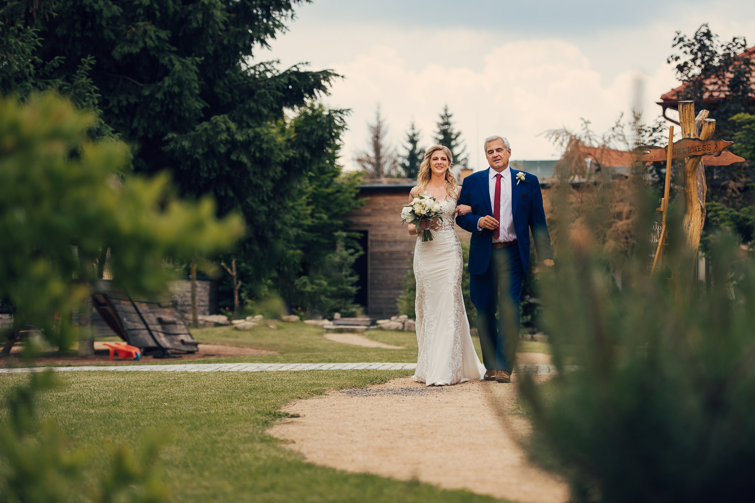 statek u prahy obrad tatinek vede nevestu